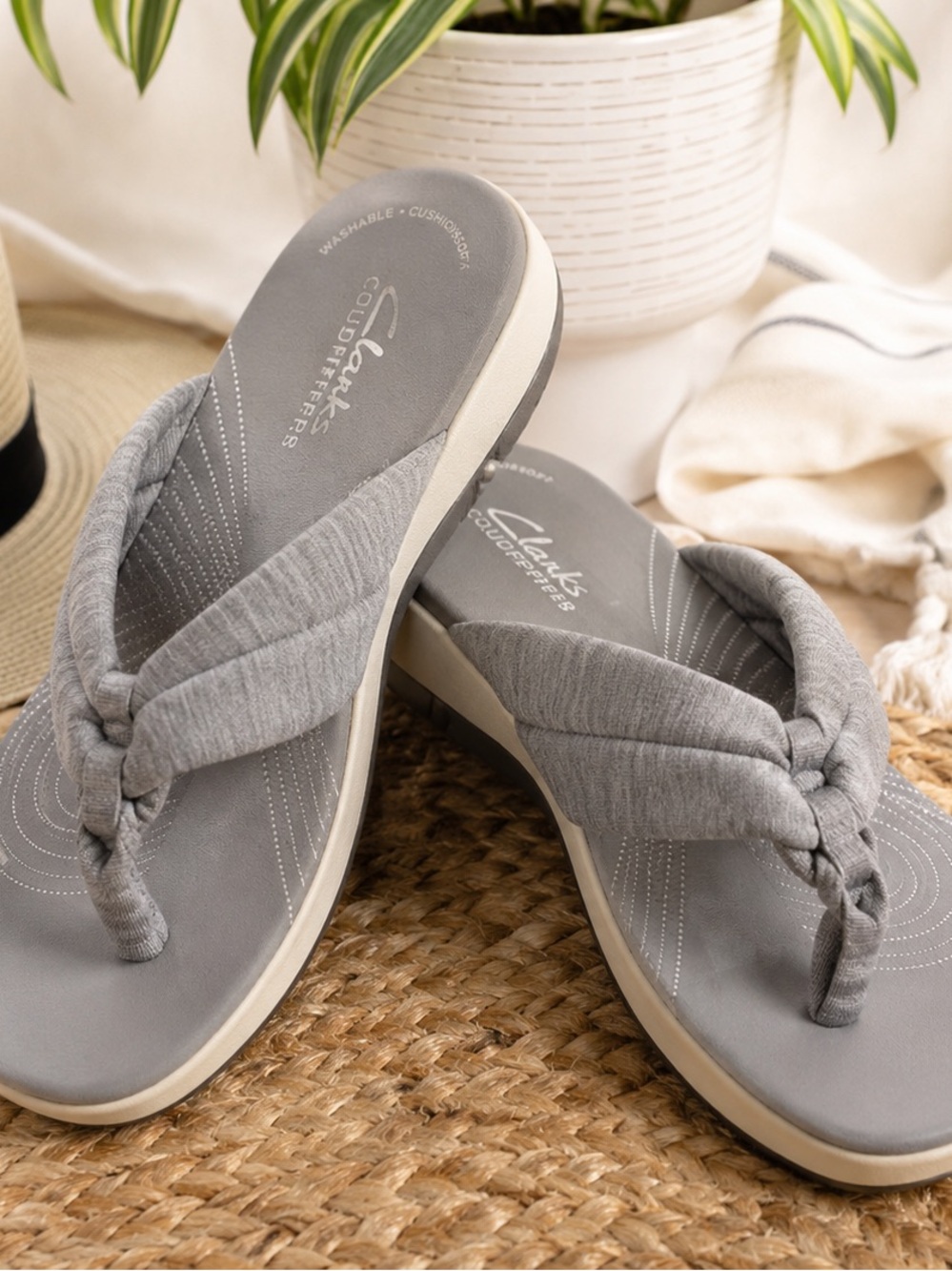 Clarks Cloudsteppers Gray Cushioned Flip Flops Coastal Mom Comfort - Size 9